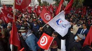 تونسيون يتظاهرون