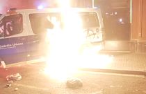Furgoneta de la Guardia Urbana en llamas, tras recibir el impacto de un cóctel molotov