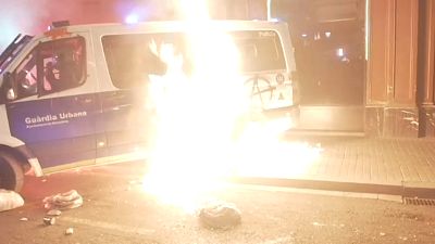 Furgoneta de la Guardia Urbana en llamas, tras recibir el impacto de un cóctel molotov