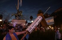 تظاهرات ضد حكومة الرئيس ألبرتو فرنانديز، بعد فضيحة التمييز في توزيع لقاح فيروس كورونا 
