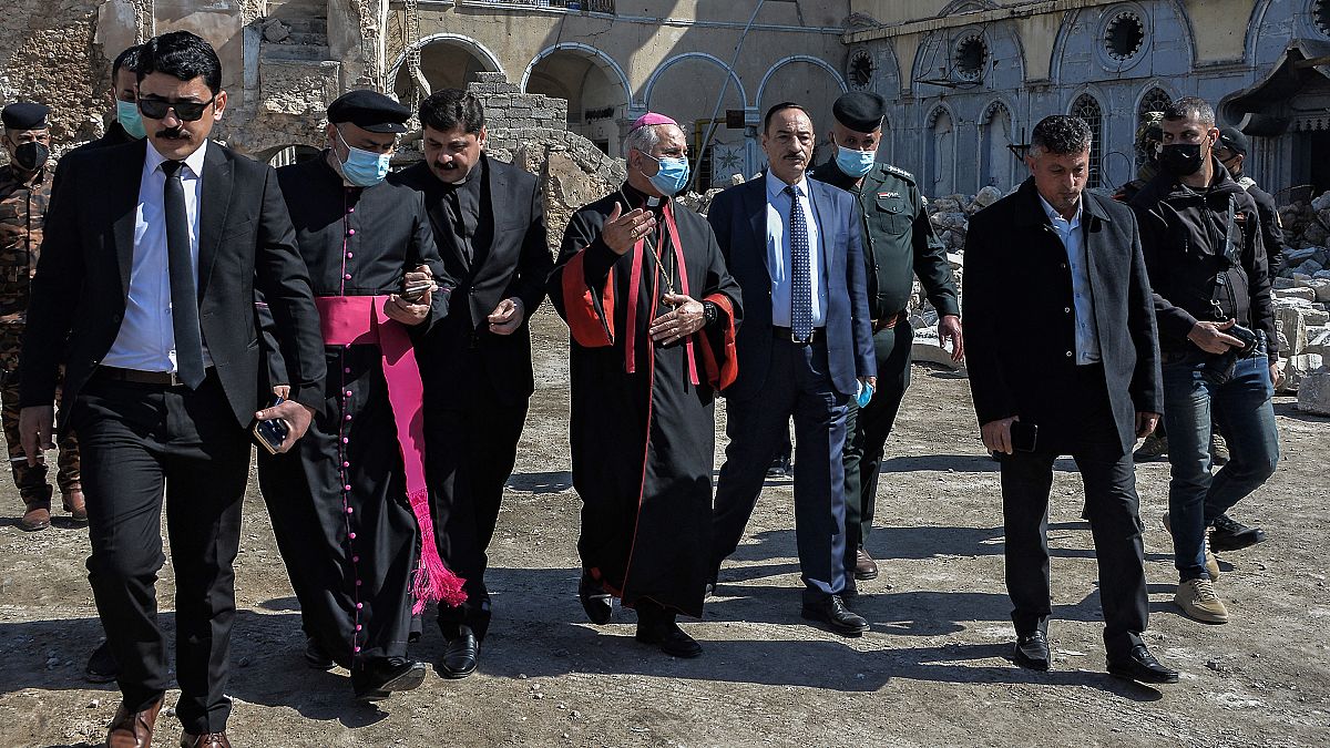  رئيس أساقفة الموصل والأب رائد عادل ومحافظ نينوى يرافقون أعضاء القافلة البابوية خلال زيارتهم إلى  الموصل شمال العراق، استعداداً لزيارة البابا فرانسيس