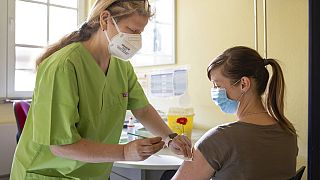 Egy óvónőt oltanak Astrazeneca vakcinával Németországban