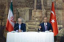 مولود چاووش‌اوغلو، وزیر خارجه ترکیه(راست) و محمدجواد ظریف، وزیر خارجه ایران(چپ)