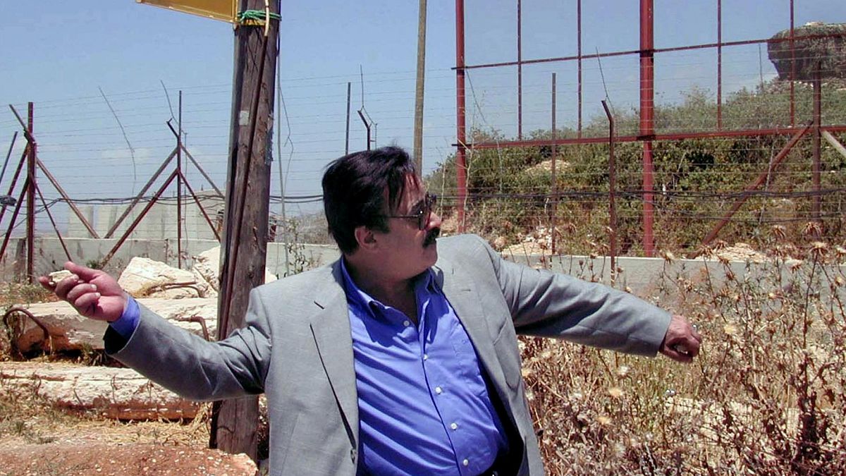 صورة من الارشيف  لممثل المصري يوسف شعبان يلقي حجراً على بوابة فاطمة على الحدود اللبنانية - الإسرائيلية