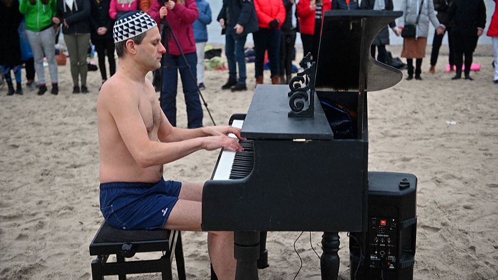 swimsuit-clad-poles-fundraise-with-chilly-swim-and-beach-piano-tunes