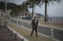 Un résident de la ville de Nice, en France, marche en bord de mer, le 27 février 2021