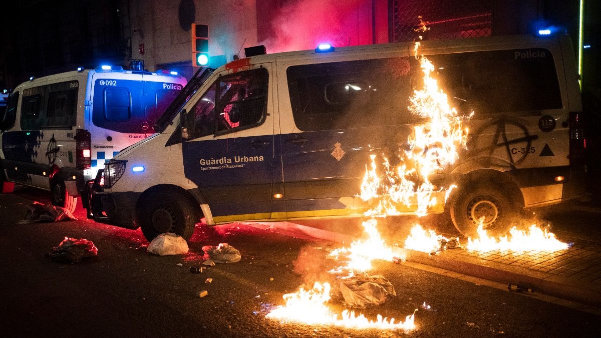Barcelona'da ateşe verilen polis aracı