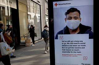 Reino Unido está lançado na vacinação, mas continua a recomendar contenção