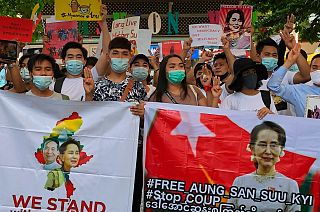 Manifestantes pró-democracia exigem a libertação da Nobel da Paz de 1991