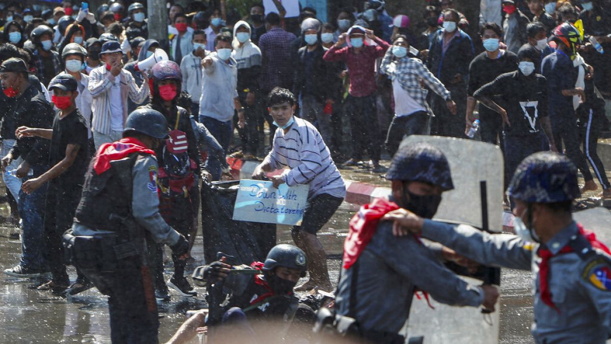 Насилие против участников мирных акций протеста в Мьянме