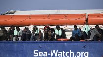 Guardacostas libios rescatan a casi un centenar de migrantes en el mar Mediterráneo