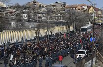 Ellenzéki tüntetők felvonulása Jereván belvárosában 2021. február 26-án