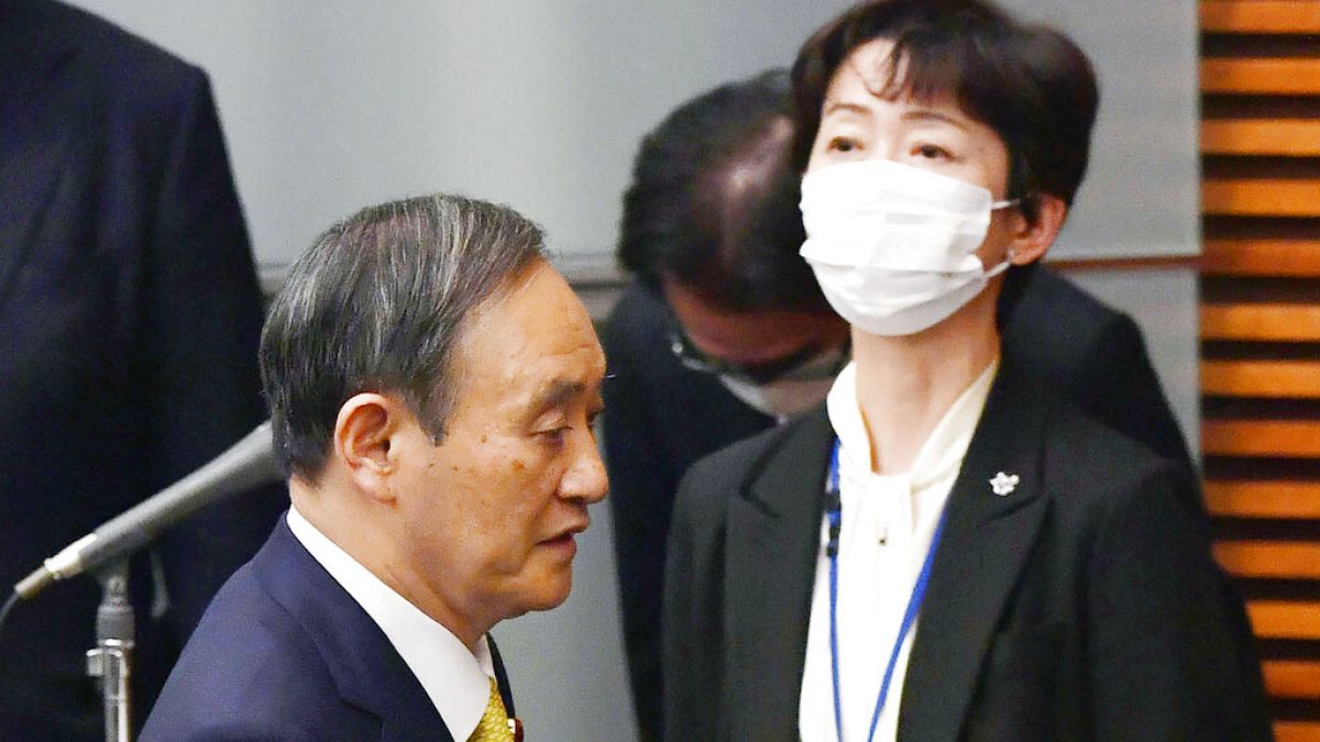 Japonya Başbakanı Suga (solda) ve istifa eden Kabine Halkla İlişkiler Sekreteri Makiko Yamada