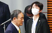 Japonya Başbakanı Suga (solda) ve istifa eden Kabine Halkla İlişkiler Sekreteri Makiko Yamada