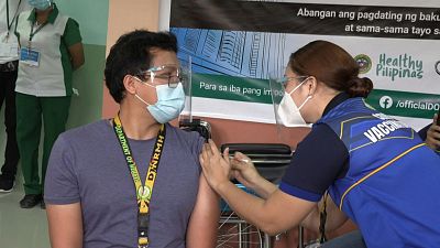 الفيليبين تطلق أولى حملات التلقيح بلقاح "كورونافاك" الصيني