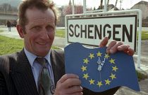 ARCHIVO: El alcalde Norbert Redlinger posa con un reloj de Europa delante de la señal de la ciudad de Schengen, Luxemburgo 24 de marzo de 1995