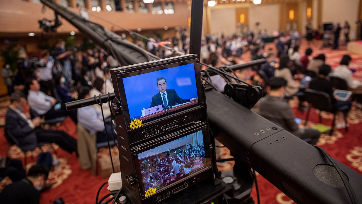 وسائل الإعلام خلال مؤتمر صحفي لوزير الخارجية الصيني في المركز الإعلامي في بكين