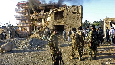 جنود افغان يقفون أمام مقر الوكالة الأمريكية الدولية للتنمية في قندز شمالي أفغانستان إثر تعرضة لهجوم تفجيري. 2010/07/02