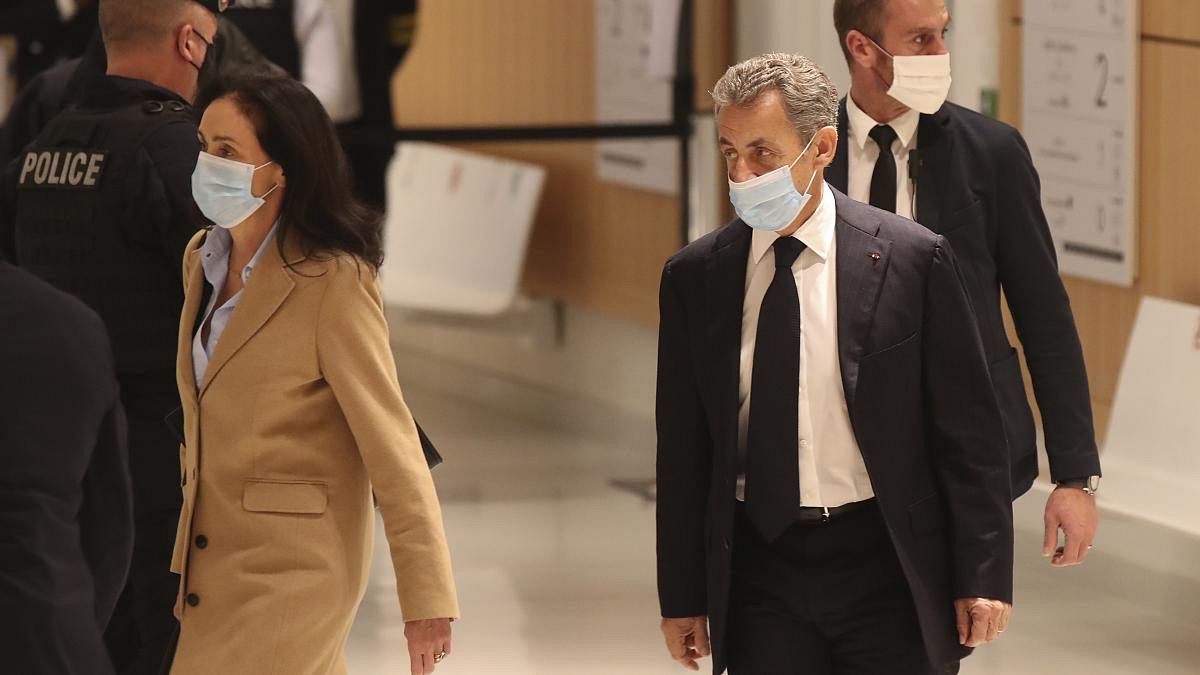 Sarkozy condenado a três anos de prisão