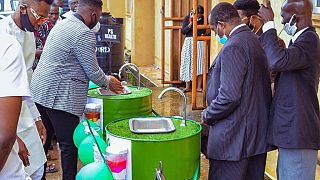 Nigeria : des métaux usagés recyclés en lave-mains contre la Covid-19