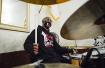 يعزف تيرينس فلويد، شقيق جورج فلويد على الطبول مع فنانين آخرين خلال تسجيل ألبوم غنائي حول الاحتجاج مع القس كيفين ماكول في نيويورك.