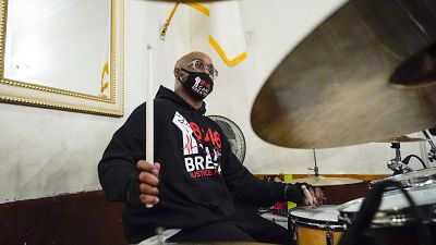 يعزف تيرينس فلويد، شقيق جورج فلويد على الطبول مع فنانين آخرين خلال تسجيل ألبوم غنائي حول الاحتجاج مع القس كيفين ماكول في نيويورك.