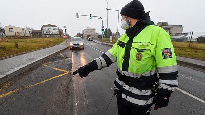 Un policier effectue un contrôle entre les villes de Ostrava et Opava, près de Dehylov en République tchèque, le 01 mars 2021