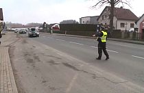 Controles policiales en la República Checa, donde se ha restringido la movilidad.