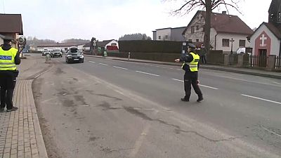 Controles policiales en la República Checa, donde se ha restringido la movilidad. 