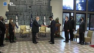 السفير الإماراتي يقدم أوراق اعتماده للرئيس الإسرائيلي كأول سفير لأبوظبي لدى الدولة العبرية