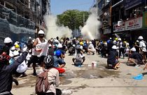 Μιανμάρ: Δακρυγόνα και σφαίρες κατά των διαδηλωτών