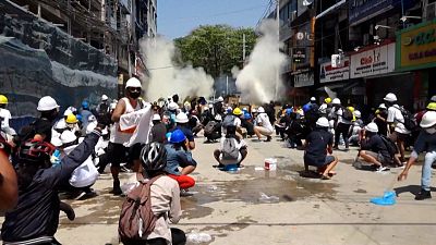 شاهد: المتظاهرون والإنقلابيون في ميانمار ولعبة التحدي المميتة