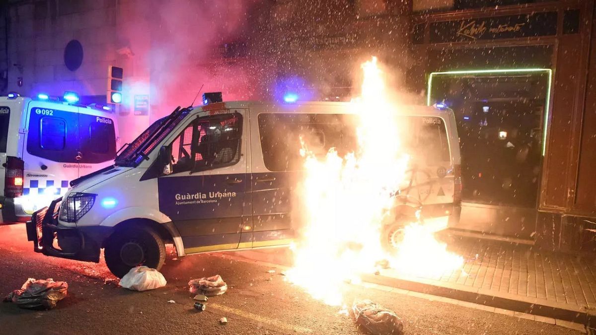 İspanya'da yakılan polis aracı