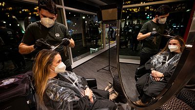 Két hónapos szünet után március 1-én újra kinyithatnak a néemt fodrászatok. Shan Rahimkhan berlini üzletében már napfelkelte előtt megérkezett az első vendég