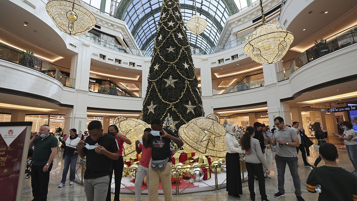 أناس يتجولون في مركز تجاري في دبي. 2020/12/27