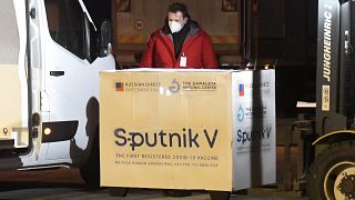 Le vaccin Spoutnik V arrive en Slovaquie, le 1er mars 2021, à l'aéroport de Kosice
