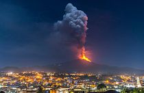 Erupção do Etna a 24 de fevereiro, vista sobre a cidade de Pedara