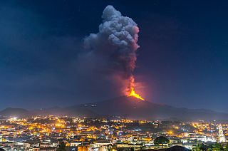 Erupção do Etna a 24 de fevereiro, vista sobre a cidade de Pedara