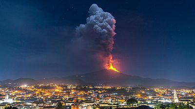 Erupção do Etna a 24 de fevereiro, vista sobre a cidade de Pedara