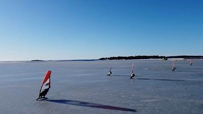 Φινλανδία: Ιστιοσανίδα στον πάγο