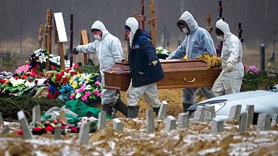 خاکسپاری قربانیان کرونا در روسیه