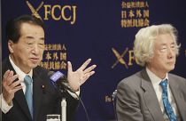 Eski Japon başbakanları Naoto Kan (sol) ve Junichiro Koizumi
