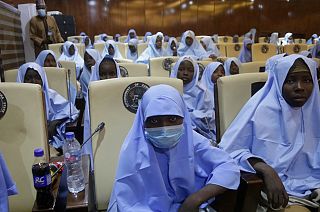 Algumas das raparigas raptadas sexta-feira e agora libertadas