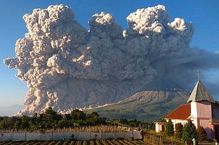 Sinabung "cospe" coluna de fumo com 12 mil metros de altitude
