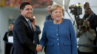 المستشارة الألمانية أنغيلا ميركل ووزير الخارجية المغربي ناصر بوريطة في برلين.