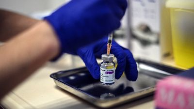 ممرضة تحضر جرعة من لقاح أستازينيكا في مستشفى إيدوارد هيريو في ليون.