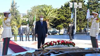 تبون أمام مقبرة لشهداء الجزائر