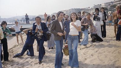 Una foto storica: Serge Gainsbourg e Jane Birkin al Festival del Cinema di Cannes 1974. 