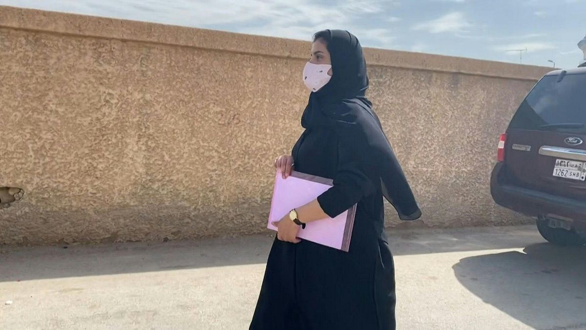 الناضطة السعودية لجين الهذلول خارج قاعة المحكمة في الرياض 