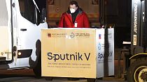 Κιβώτια με εμβόλιο Sputnik V στο αεροδρόμιο της Μπρατισλάβα